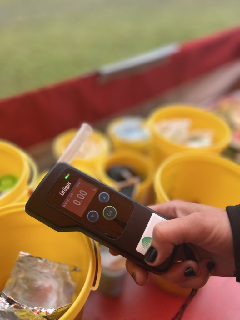 Testování alkoholu během festivalu u stánku Terénního programu Drop In